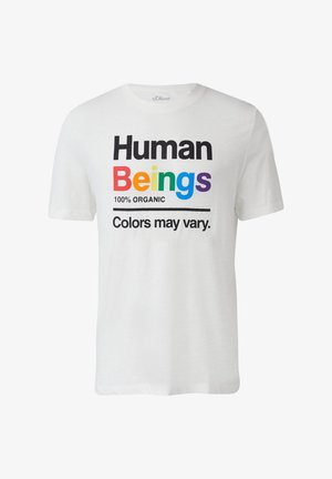 Biała koszulka z napisem "Ludzie" w czarnym i tęczowym kolorze, "100% ORGANICZNY," oraz "Kolory mogą się różnić." w czarnym foncie.