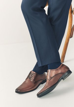 Next REGULAR FIT - EMBOSSED DERBY  - Derbies & Richelieus - tan brown