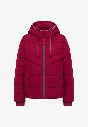 Czerwona kurtka puchowa z kapturem, z zapięciem na zamek, dwiema przednimi kieszeniami i ściągaczami na rękawach. Materiał wydaje się gładki z pikowanym wzorem.