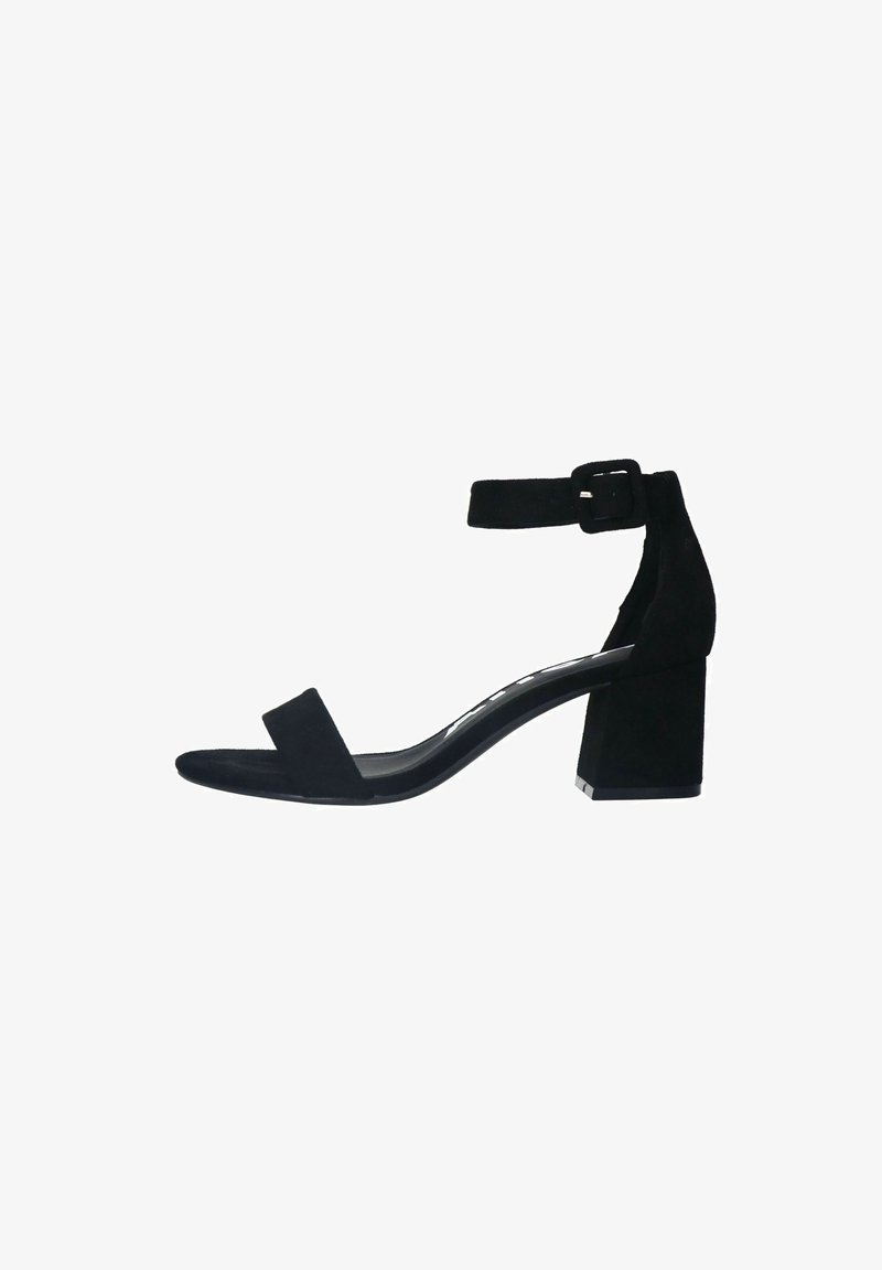 Sandale à talons en suède noir avec une bride de cheville, des bandes avant larges et un talon épais. Fini lisse et design simple.