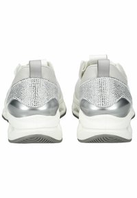 Scarpe sportive con parte superiore bianca, retro in rete argentata testurizzata e tacco argentato metallico. Presentano un tassello per la trazione e suola in gomma.