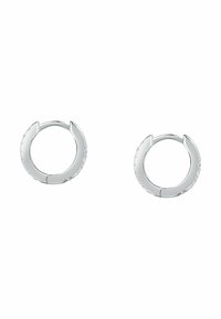 Orecchini a cerchio tono argento con una finitura liscia e piccoli cristalli incastonati lungo il bordo esterno, che presentano un design con chiusura a scatto.