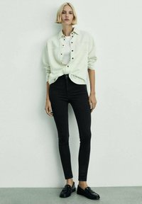 Mango RISE SKINNY  - Oprijete (skinny) kavbojke - black denim
