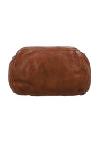 Zachte bruine leren tas van onderen getoond met zichtbare stiksels en licht gerimpelde textuur op een witte achtergrond.