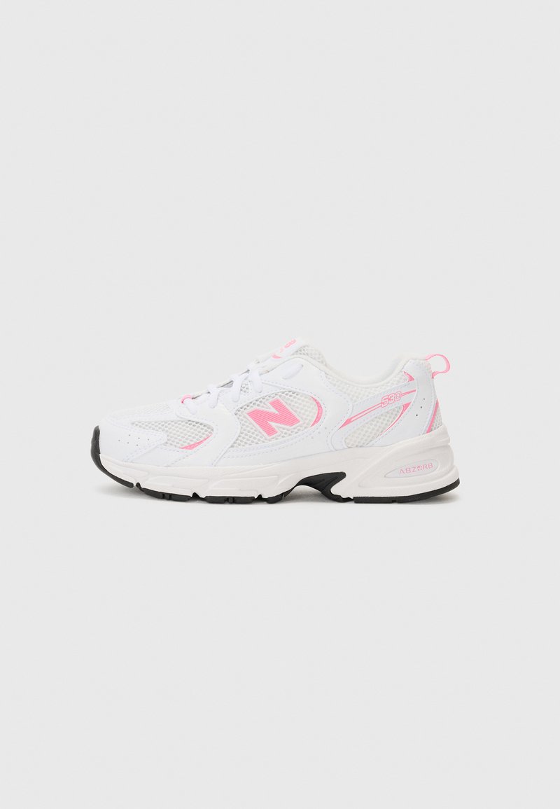 Baskets blanches de sport avec une tige en mesh et des accents roses, bout rond, système de laçage, et une semelle en caoutchouc noir avec un détail de rembourrage.