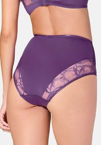 Hoge taille paarse ondergoed met een gladde stof. Doorzichtige kantpanelen aan de zijkanten hebben een cirkelpatroon en fijne afwerking.