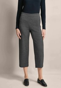 Grau, strukturierte, verkürzte Hosen mit weitem Bein und elastischem Bund, kombiniert mit schwarzen Slippern.