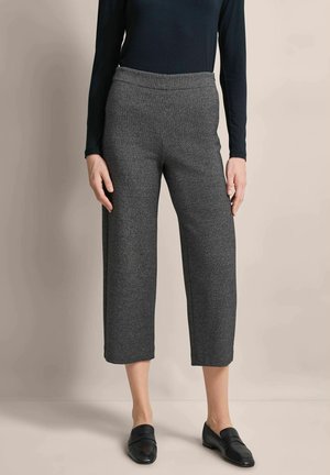 Grau, strukturierte, verkürzte Hosen mit weitem Bein und elastischem Bund, kombiniert mit schwarzen Slippern.