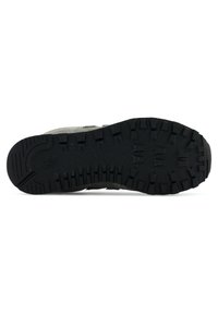 Semelle en caoutchouc pour baskets avec un motif de tread texturé et une combinaison de matériaux noirs et gris pour l'adhérence et la durabilité.