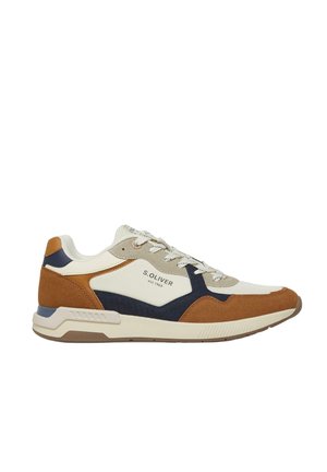 Low-Top-Sneaker in Weiß, Braun, Navy und Grau mit Schnürverschluss und der Aufschrift "S. Oliver est. 1969" an der Seite.