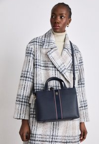 Tommy Hilfiger LEGACY SATCHEL - Sac à main - space blue