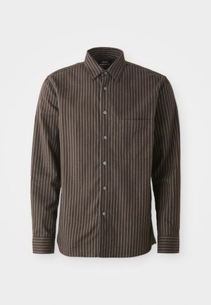 Cămășă lungă, maro, cu mâneci lungi, cu dungi verticale albe, guler butonat, un singur buzunar la piept și nasturi violeți pe un material fin.