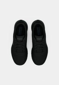 Zapatillas deportivas negras con parte superior de malla, punta redonda, diseño con cordones y detalles texturizados. Forro suave y plantilla acolchada para mayor comodidad.