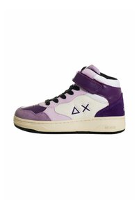 Sneaker a metà altezza con pannelli viola e bianchi, materiali in pelle e camoscio, lacci neri, una fascia in Velcro e dettagli con logo.