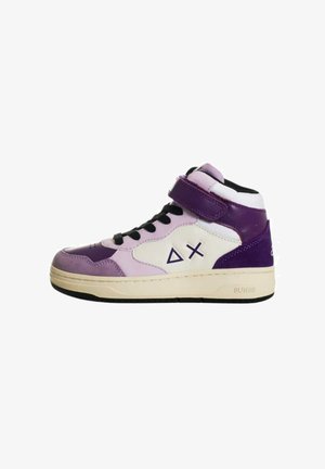 Sneaker a metà altezza con pannelli viola e bianchi, materiali in pelle e camoscio, lacci neri, una fascia in Velcro e dettagli con logo.