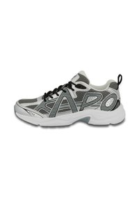 Chaussons de sport avec une tige en maille grise, des accents noirs et une semelle blanche. Comprend un logo en évidence et des éléments de design latéraux texturés.