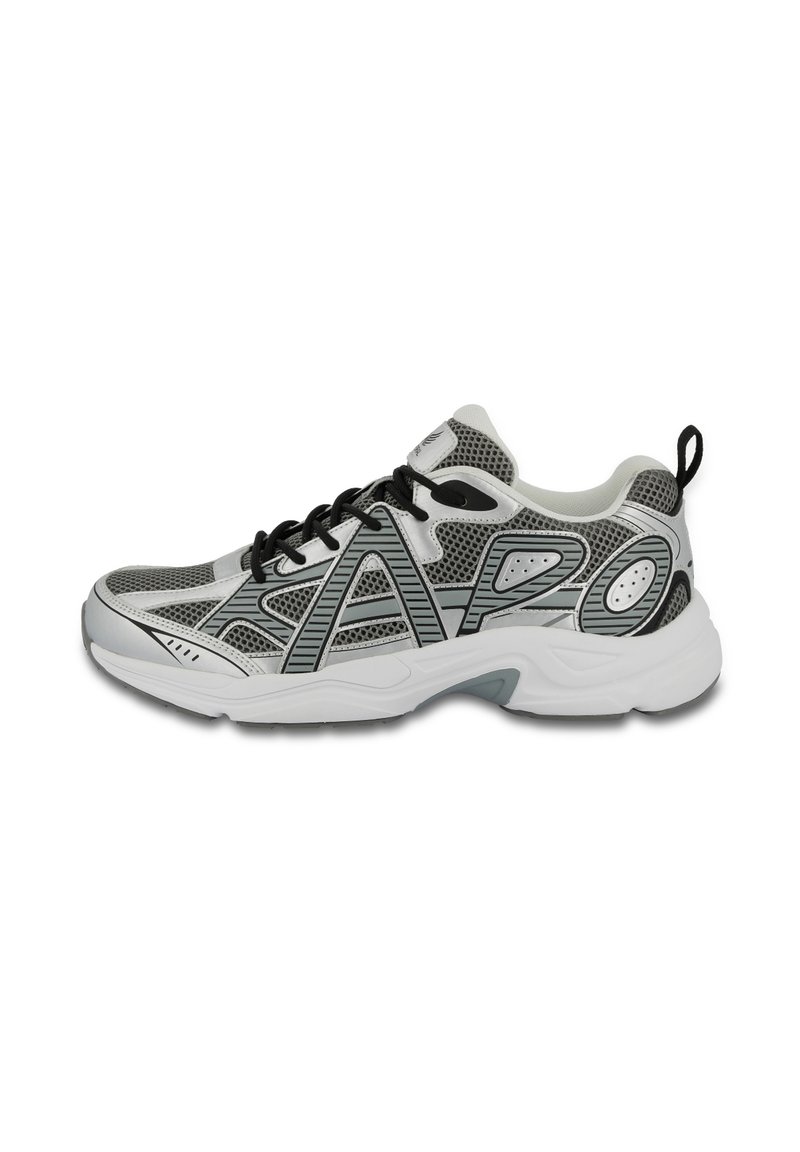 Chaussons de sport avec une tige en maille grise, des accents noirs et une semelle blanche. Comprend un logo en évidence et des éléments de design latéraux texturés.
