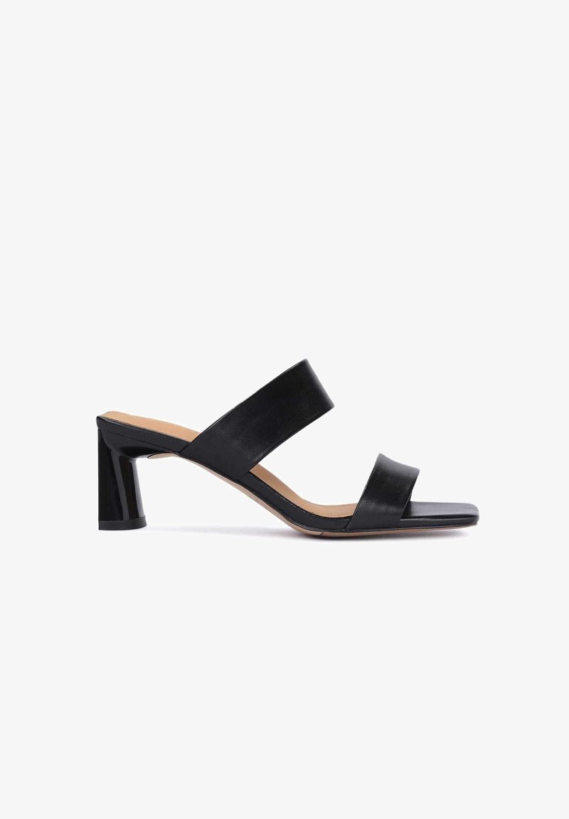 Sandale mule noire à bout ouvert avec deux larges brides et un talon bloc, vue de côté sur fond blanc.