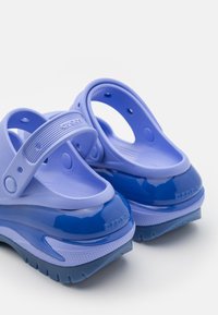 Crocs CLASSIC MEGA CRUSH - Papuci înalți - moon jelly