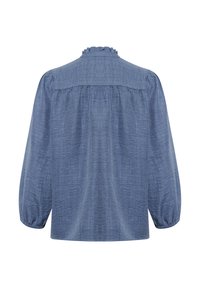 Blaue Chambray-Bluse mit Rüschenausschnitt, langen Ärmeln und gerafften Details auf der Rückseite. Weiche Textur, lockere Passform, lässiger Stil.