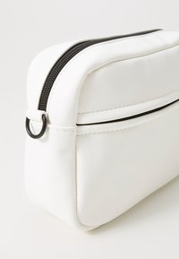 Pier One UNISEX - Skulderveske - white
