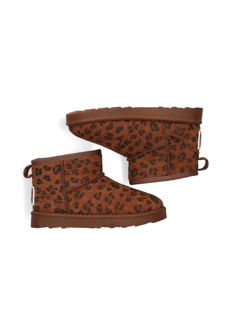 Braune Knöchelstiefel mit einem Leopardenmuster, aus Wildleder, flacher Gummisohle und einem Zugschlaufe hinten für ein einfaches Anziehen.