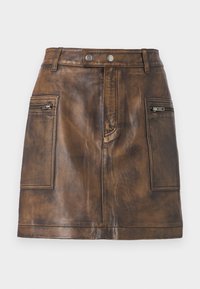 Gonna in pelle marrone con vita alta, tasche con zip frontali e una texture liscia con leggere variazioni per un effetto di profondità.