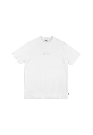 Biała bawełniana koszulka z okrągłym dekoltem, krótkimi rękawami oraz subtelnym logo „PROSTO” na prostokątnej naszywce. Klasyczny krój o minimalistycznym designie.