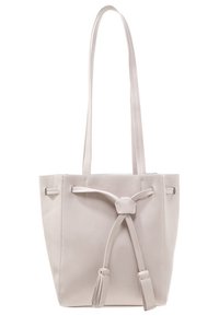 Jasnoszara skórzana torba tote z dwoma długimi uchwytami, z węzełkiem z przodu i dwiema frędzlami wiszącymi z dołu.