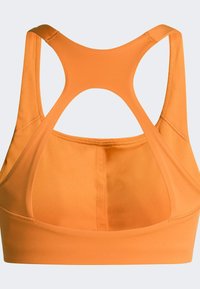 Sujeción deportiva naranja con diseño de espalda de nadadora, textura suave y costuras reforzadas. Sin adornos ni patrones adicionales.