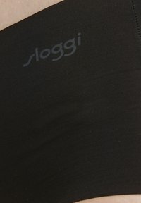 Zwarte naadloze shorts met elastische tailleband en een subtiel logo "sloggi" op de band, met een gladde textuur en een aansluitend ontwerp.