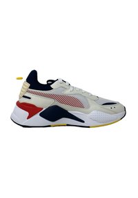 Sneakers sportivi con una parte superiore color crema, accenti blu navy, dettagli rossi e gialli, materiali in rete e pelle, suola in gomma e motivi testurizzati.