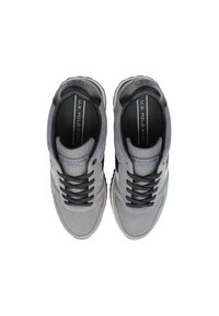Un paio di sneaker grigie e nere U.S. Polo Assn. con lacci neri, viste dall'alto su uno sfondo bianco.