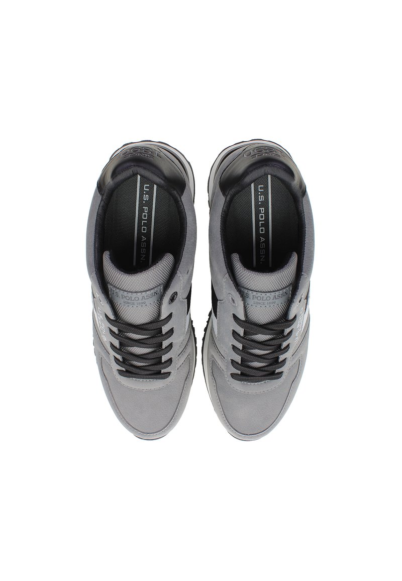 Une paire de sneakers grises et noires U.S. Polo Assn. avec des lacets noirs, vue de dessus sur un fond blanc.