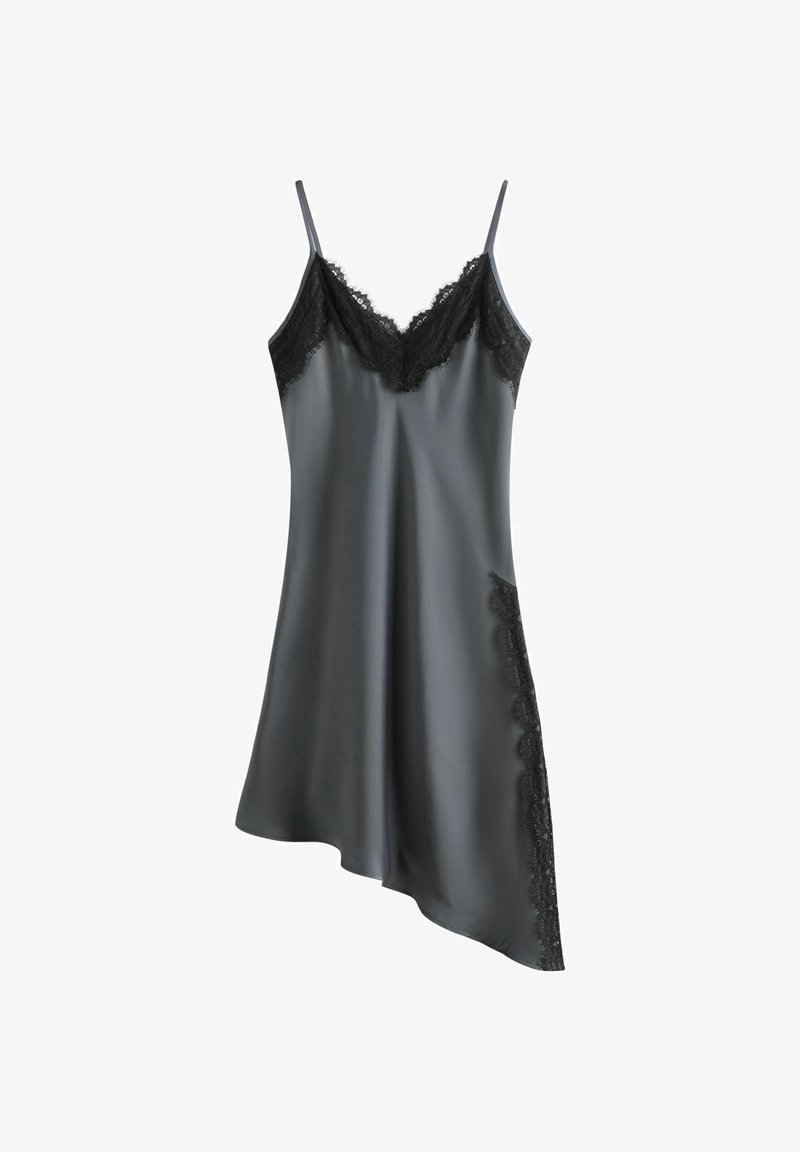 Robe nuisette noire en satin avec fines bretelles, bordure en dentelle au niveau du décolleté et des côtés, et ourlet asymétrique.