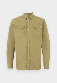 Olivgrünes Hemd mit langen Ärmeln, Knopfleiste, Kragen, zwei Brusttaschen mit Knopflappen und weißen Druckknöpfen vorne.
