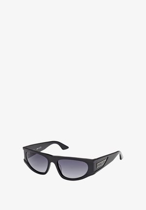 Gafas de sol negras con un diseño elegante y angular, lentes degradadas y detalles metálicos plateados en las patillas. Textura de plástico lisa.