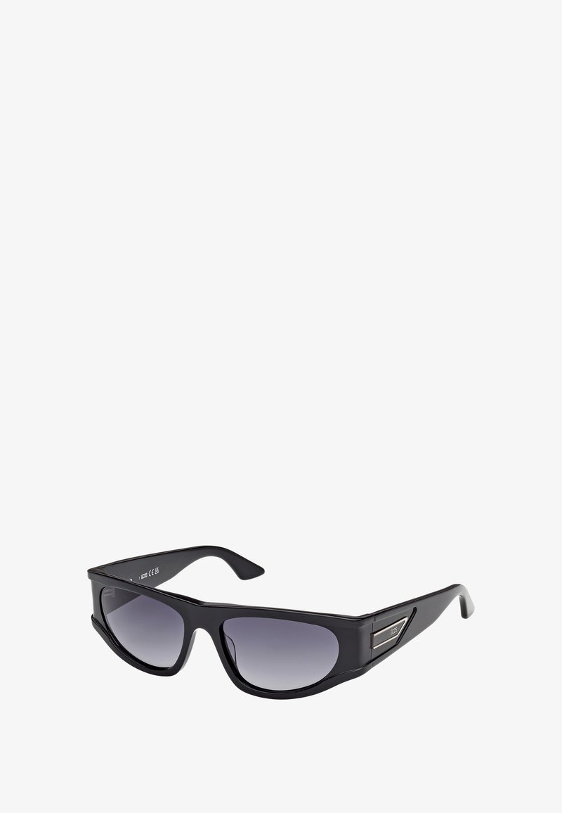 Mustat aurinkolasit, joissa on tyylikäs, kulmikas muotoilu, liukuvärjätyt linssit ja hopeiset metalliosat sankojen kohdalla. Pehmeä muovipinta.