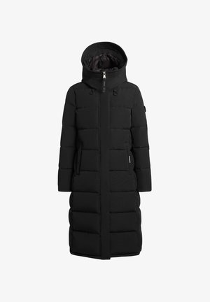 Abrigo acolchado negro con capucha, con cierre frontal de cremallera, bolsillos laterales y diseño de longitud media. Textura suave con patrón acolchado.