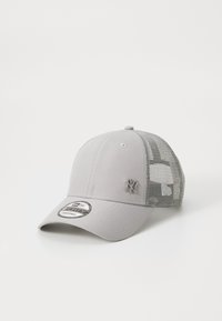 Grå kasket med en solid front, mesh-bag og en buet skygge. Har et broderet logo på fronten og en justerbar rem.