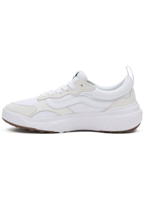 Biały niskoprofilowy sneaker z sznurowanym zamknięciem, panelami z siateczki i zamszu, grubą teksturowaną podeszwą oraz pętelką na pięcie, widok z boku.