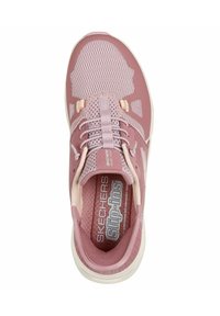 Zapatilla slip-on de Skechers en rosa claro con parte superior de malla, acentos texturizados y un collar acolchado. Presenta un logotipo en la plantilla.