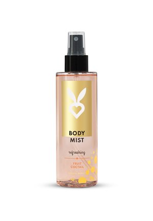 Bouteille de brume corporelle rose avec un spray transparent. Présente une étiquette dorée avec du texte noir et un logo, décorée de motifs de fruits jaunes.