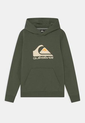 Dunkelgrüner Kapuzenpullover mit Fronttasche und beigem Quiksilver-Logo, das eine stilisierte Welle und einen Berg zeigt.