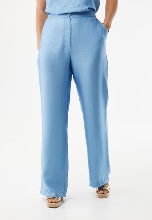 Jasnoniebieskie spodnie o szerokich nogawkach wykonane z gładkiej tkaniny, z zapięciem na guziki z przodu i bocznymi kieszeniami. Prosty i swobodny fason.