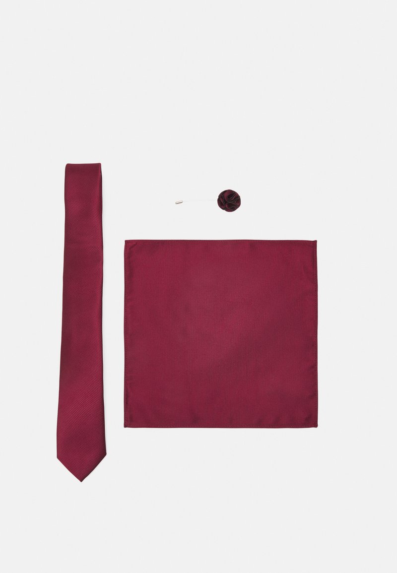 Bordo kravata s teksturiranim završetkom, odgovarajuća maramica za džep i cvijetna igla od tkanine s kopčom za sigurnost.