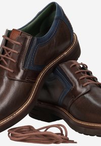 Chaussures en cuir marron avec des accents bleus, dotées de lacets marron et d'une surface texturée. Les semelles sont légèrement surélevées avec une bordure cousue.