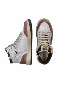 Witte en bruine suède hoge sneakers met beige veters, zwarte zolen, zijrits en merklabel op de tong.