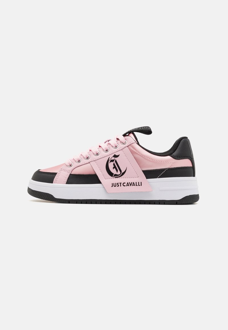Rosa och svarta sneakers med en slank läderdesign, med en logotyp, runda snörningar och en texturerad gummisula. Vit mellansula som accent.