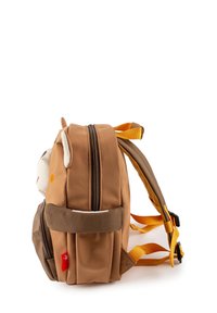 Brauner Stoffrucksack mit einem Cartoon-Tierdesign, ausgestattet mit gelben Schultergurten, zwei Reißverschlussöffnungen und einer Fronttasche.